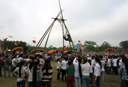 Trò chơi xít đu tiên thu hút bạn trẻ.