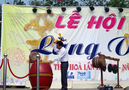Đánh trống khai hội.
