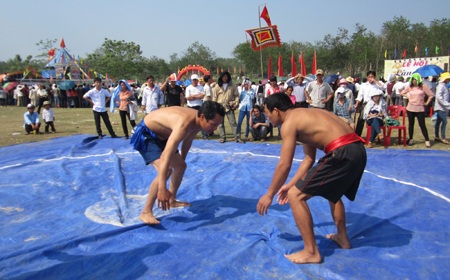 Đấu vật không thể thiếu ở lễ hội Làng Vạc.