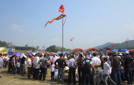 Các trò chơi dân gian khác thu hút du khách địa phương.