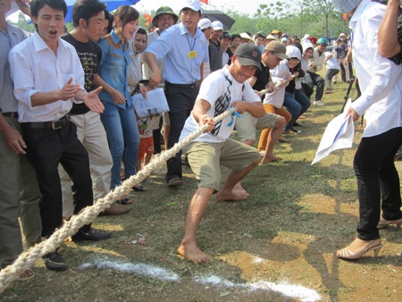 Kéo co thu hút nhiều người xem.