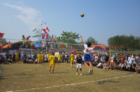  Đánh bóng chuyền thi.