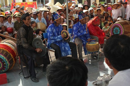 Hội thi đánh trống trong lễ hội đền Gám.
