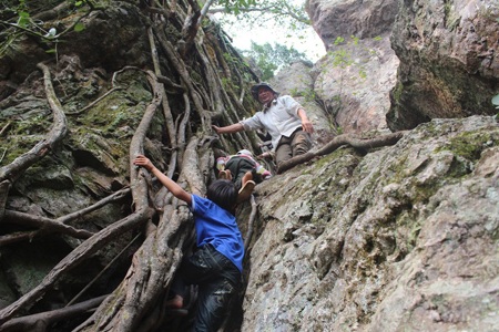 Đoàn rước đến chân núi Gám và tập hợp ở chân núi.