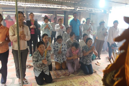 Người dân cầu bình an.