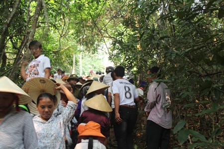 Đoàn rước đến chân núi Gám và tập hợp ở chân núi.