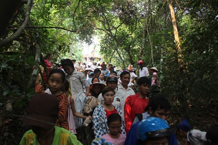 Đoàn rước đến chân núi Gám và tập hợp ở chân núi.