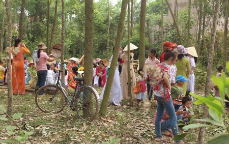 Đoàn rước đến chân núi Gám và tập hợp ở chân núi.