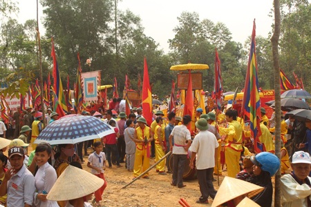 Đoàn rước đến chân núi Gám và tập hợp ở chân núi.