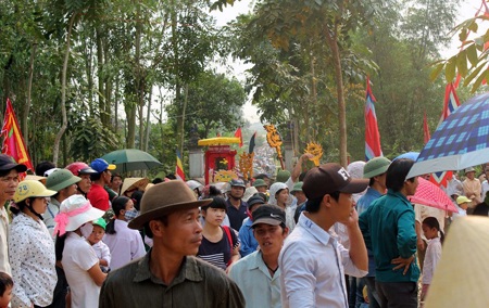 Đoàn rước đến chân núi Gám và tập hợp ở chân núi.