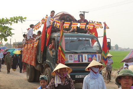 Một chiếc xe tải được trang hoàng rực rỡ sớm hòa mình vào rước kiệu từ những phút đầu.