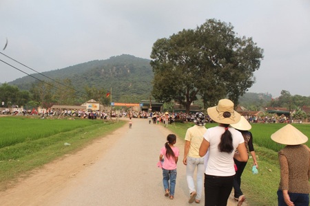 Với sự tham gia của hàng vạn du khách thập phương và nhân dân địa phương.