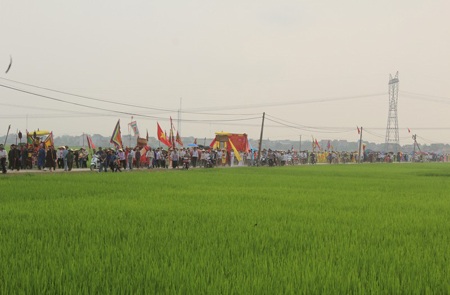 Lễ rước kiệu được tổ chức long trọng trang nghiêm từ Đền - Chùa Gám lên rú Gám.