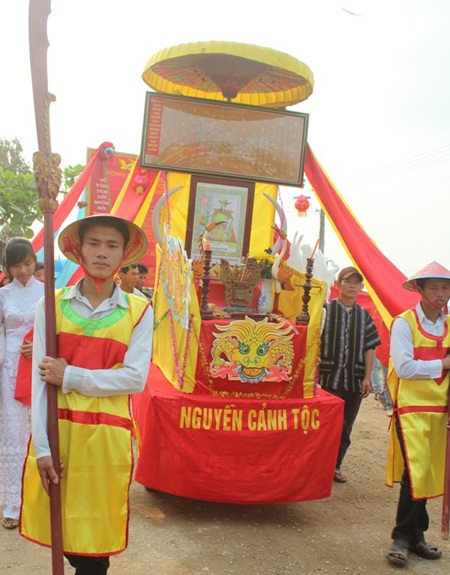 Mỗi họ tộc trong xã đều trang trí một chiếc kiệu và toàn bộ con cháu trong họ tham gia lễ rước.