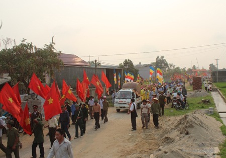 Đi đến đâu đoàn rước cũng nhận được sự chào đoán nồng nhiệt của đông đảo nhân dân.