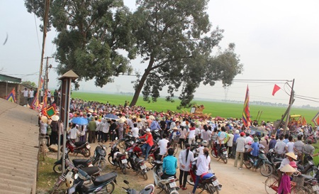 Người dân cầu bình an.