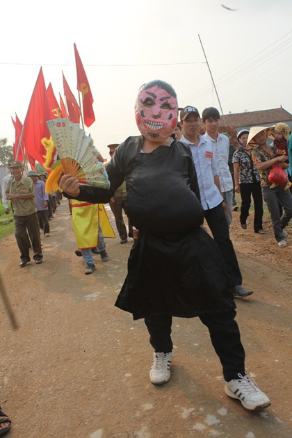 Chú hề trong lễ rước bài vị lên rú Gám.