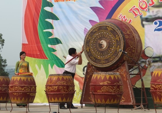  Đánh trống khai hội.