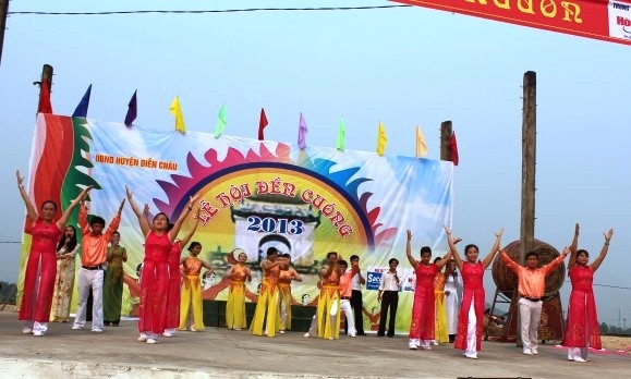  Đánh trống khai hội.