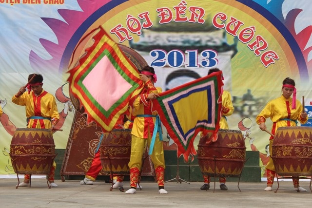  Đánh trống khai hội.