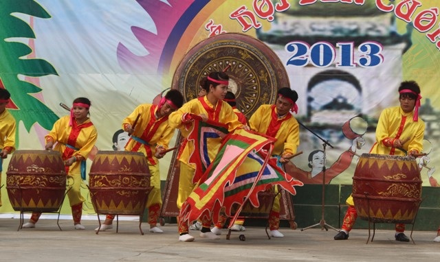  Đánh trống khai hội.