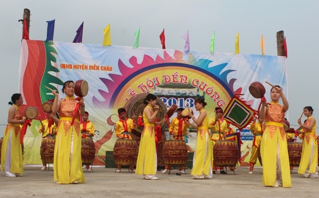  Đánh trống khai hội.