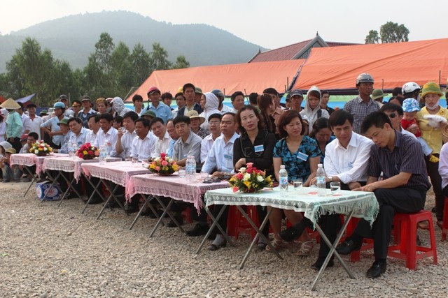 Về tham dự buổi lễ còn có các đoàn đại biểu của tỉnh nhà và nhiều tỉnh thành khác trong cả nước.