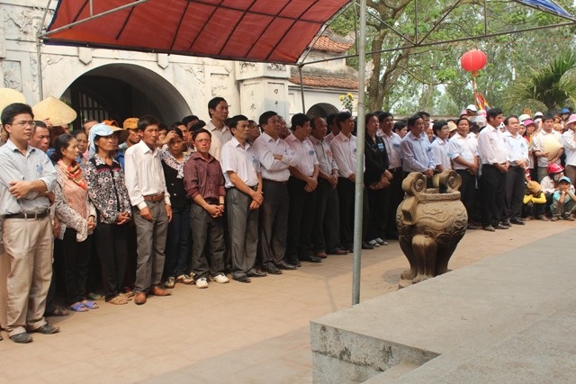  Các đoàn đại biểu tham gia lễ Đại tế và dâng hương tại chính điện và trung điện.