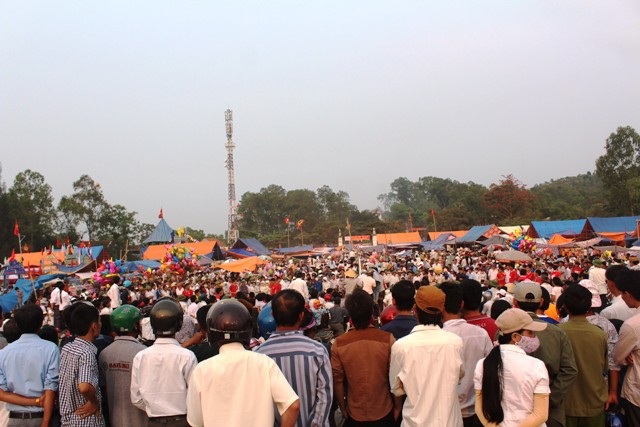 Trong ngày khai hội đã có hàng vạn lượt du khách thập phương cùng nhân dân địa phương về dự.