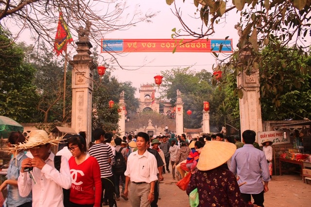 Trong ngày khai hội đã có hàng vạn lượt du khách thập phương cùng nhân dân địa phương về dự.