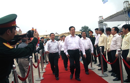 Mở rộng QL1A: Quan trọng nhất là giải phóng mặt bằng - 1 Thủ tướng Chính phủ Nguyễn Tấn Dũng dự lễ khởi công mở rộng quốc lộ 1A.