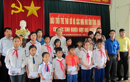 Ông Đặng Ngọc Hoà - doanh nhân tại Anh Quốc trao quà cho các em.