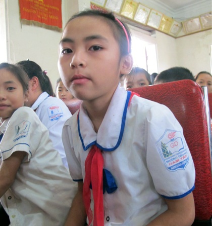 Ông Đặng Ngọc Hoà - doanh nhân tại Anh Quốc trao quà cho các em.