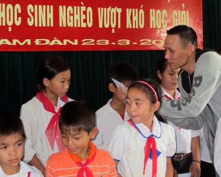 Ông Đặng Ngọc Hoà - doanh nhân tại Anh Quốc trao quà cho các em.