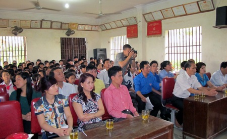 Các doanh nhân thành đạt trong lễ trao quà đến 18 học sinh trên quê hương Bác Hồ.