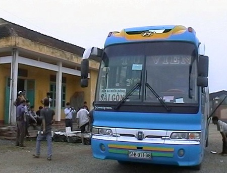 Chiếc xe chở số hàng không rõ nguồn gốc.