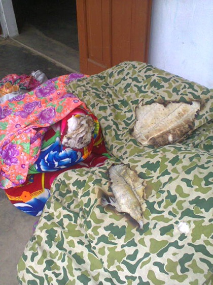 Những chiếc khăn cũng bị cháy từng mảnh nhỏ.