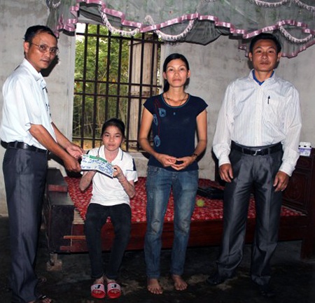 Phó chủ tịch Quỳnh Tam thay mặt PV Dân trí trao quà tới cháu Trang.