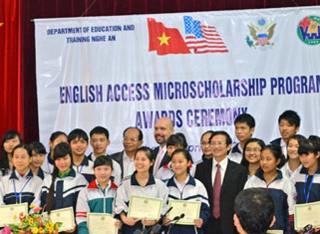 Các em được nhận học bổng trong dịp khai giảng.