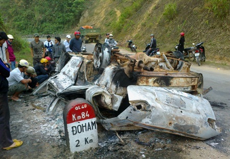 Chiếc xe 7 chỗ bốc cháy trơ khung.