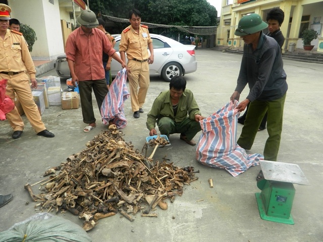 Số xương khỉ và hàng gia dụng đang được kiểm tra tại cơ quan chức năng.
