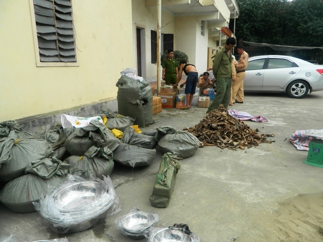 Số xương khỉ và hàng gia dụng đang được kiểm tra tại cơ quan chức năng.