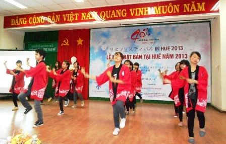 Hấp dẫn Lễ hội Văn hóa Nhật tại Huế - 1 Các tiết mục văn nghệ đậm chất Nhật Bản được các bạn học sinh, sinh viên biểu diễn dự thi.