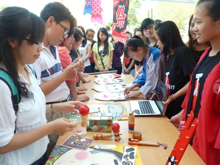 Hấp dẫn Lễ hội Văn hóa Nhật tại Huế - 7 Đông đảo thầy cô, phụ huynh, học sinh, sinh viên trong và ngoài nước đến cổ vũ cho các thí sinh.