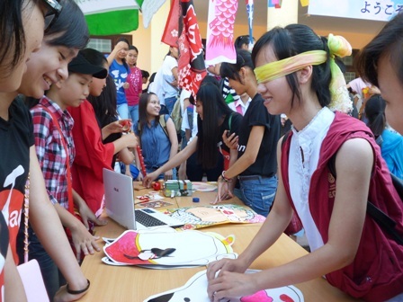 Hấp dẫn Lễ hội Văn hóa Nhật tại Huế - 5 Đông đảo thầy cô, phụ huynh, học sinh, sinh viên trong và ngoài nước đến cổ vũ cho các thí sinh.