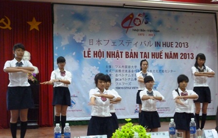 Hấp dẫn Lễ hội Văn hóa Nhật tại Huế - 2 Các tiết mục văn nghệ đậm chất Nhật Bản được các bạn học sinh, sinh viên biểu diễn dự thi.