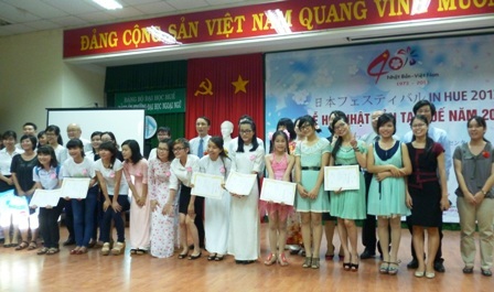 Hấp dẫn Lễ hội Văn hóa Nhật tại Huế - 9 Trao giải cho các thí sinh đoạt giải và chụp ảnh lưu niệm.