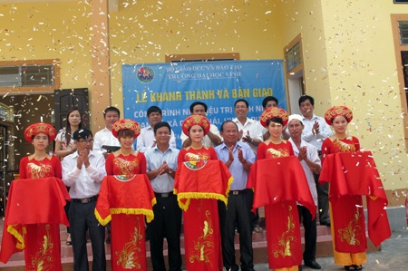 Khánh thành và trao tặng Nhà điều trị bệnh nhân cho xã nghèo.