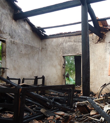 Chiếc giường, chiếc xe đạp... tất cả đồ đạc trong nhà cháy sạch trơn.