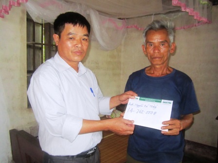 Thay mặt PV Dân trí, chính quyền địa phương trao số tiền 35.200.000 đồng đến với cụ Phan Tất Kiện.